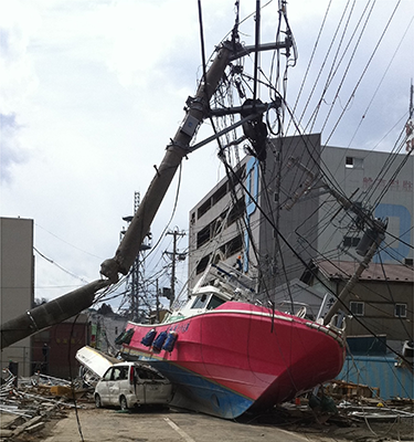 [Photo] A ship on the street in Ishinomaki